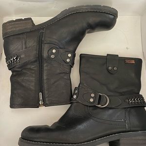 Black Pikolinis leather ankle boot.